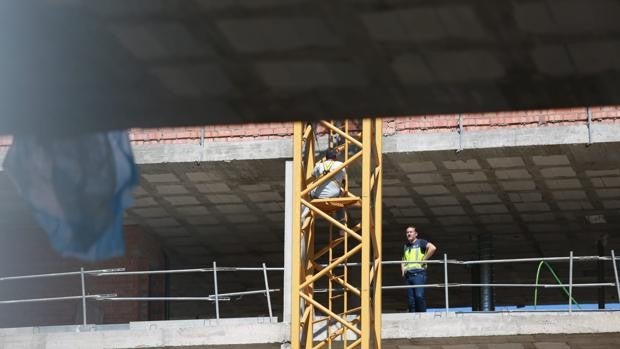 Un hombre se atrinchera en lo alto de una grúa en Sevilla para reclamar una deuda