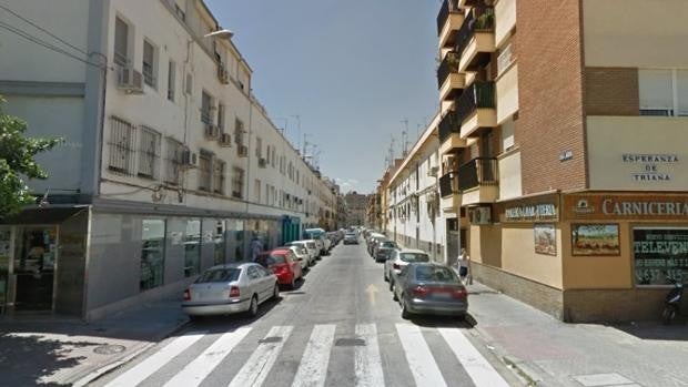 Un juez paraliza el desahucio de una madre y sus cuatro hijos en un piso de Triana