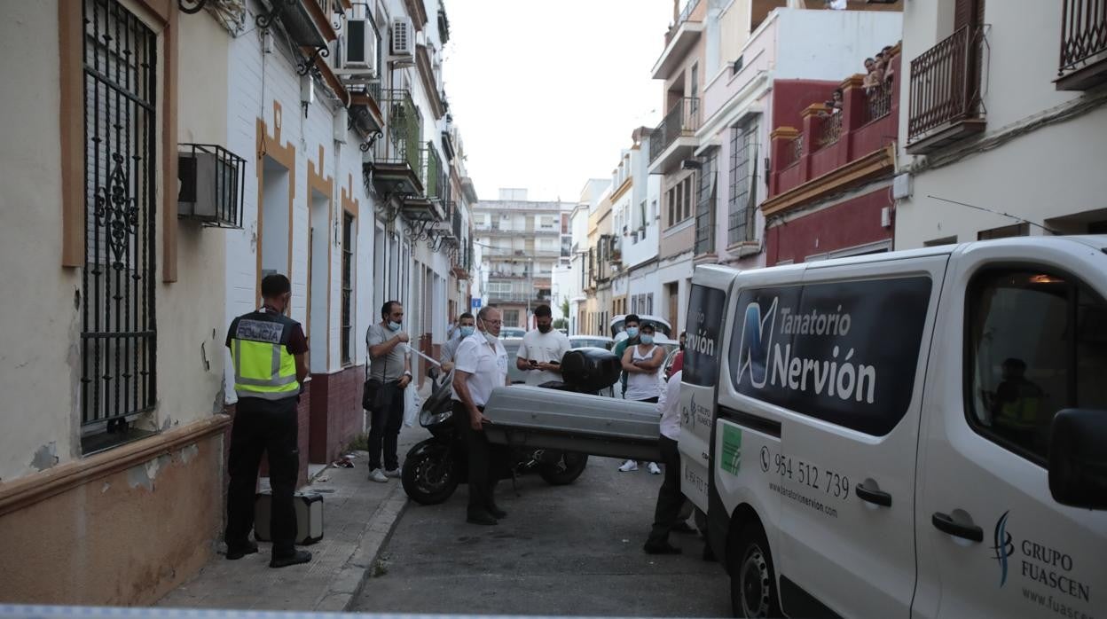 Los operarios de la funeraria sacan el cadáver de la mujer del piso incendiado