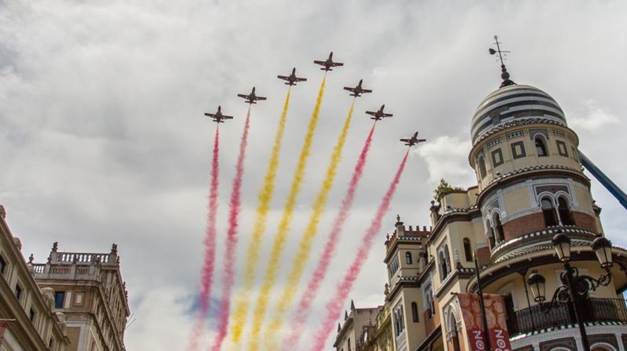 Exhibición de la patrulla Águila en Sevilla