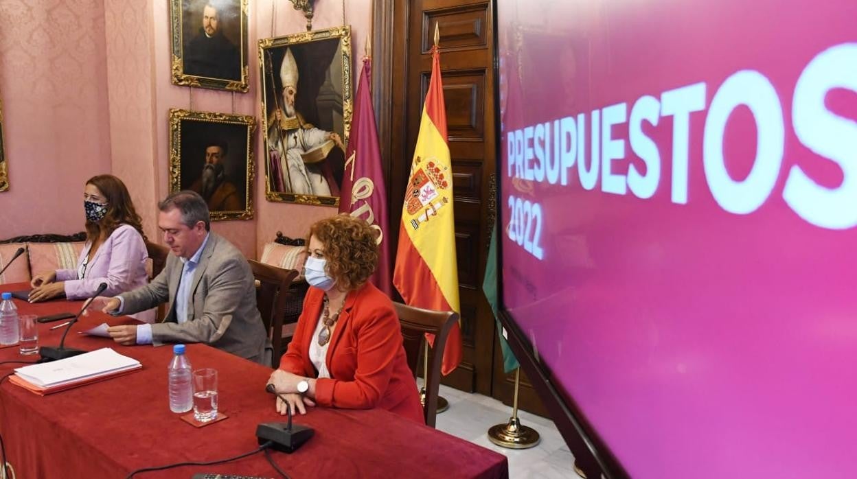 Espadas, junto a Gaya y Castaño en la presentación de las líneas generales del presupuesto