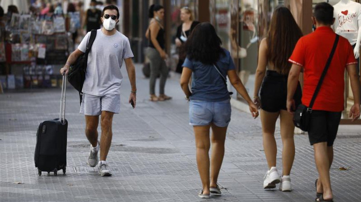 Cada vez se ven menos mascarillas en la calle