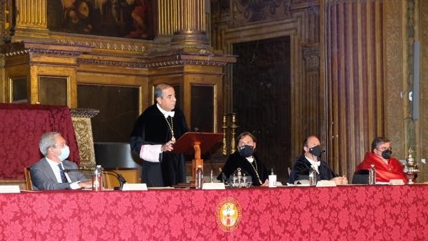 El rector de la US abre el curso en «desacuerdo» con la nueva ley y críticas al modelo andaluz de financiación