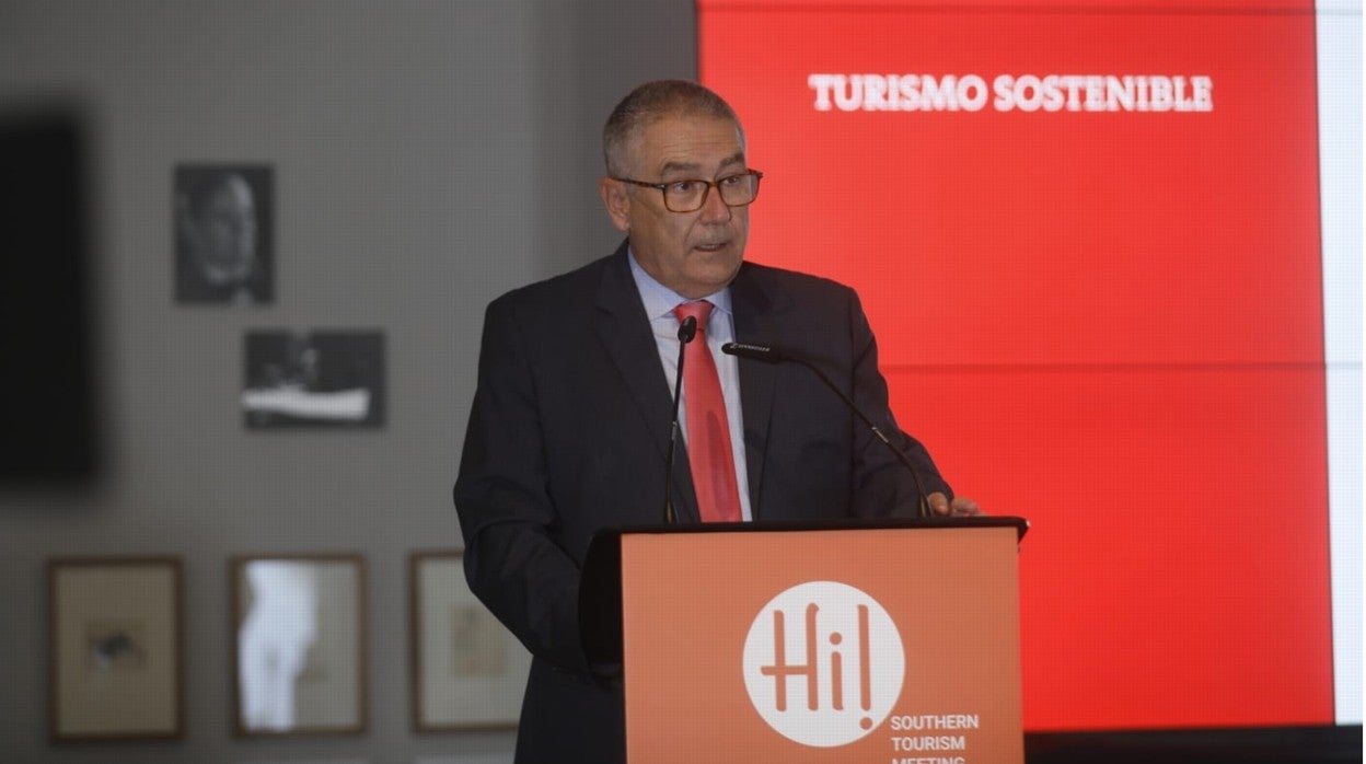 El secretario de Turismo de la Consejería, Manuel Muñoz Gutiérrez