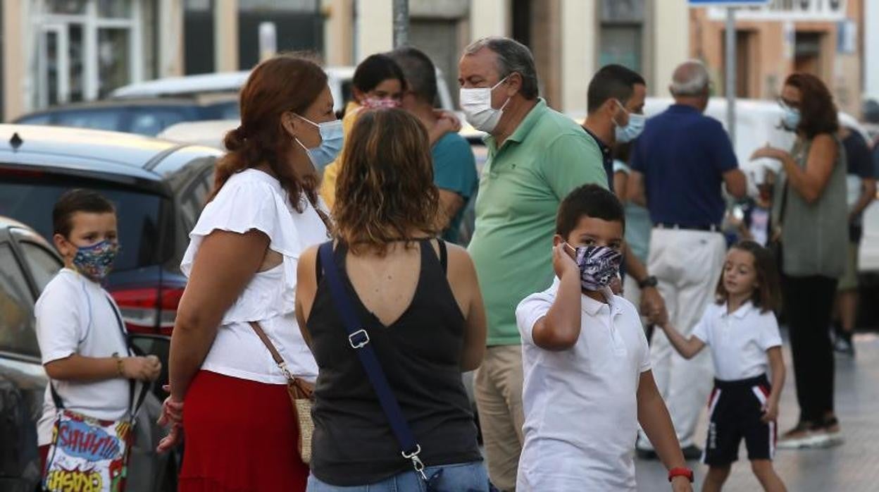 Niños llegando a un colegio en Sevilla a comienzos de curso