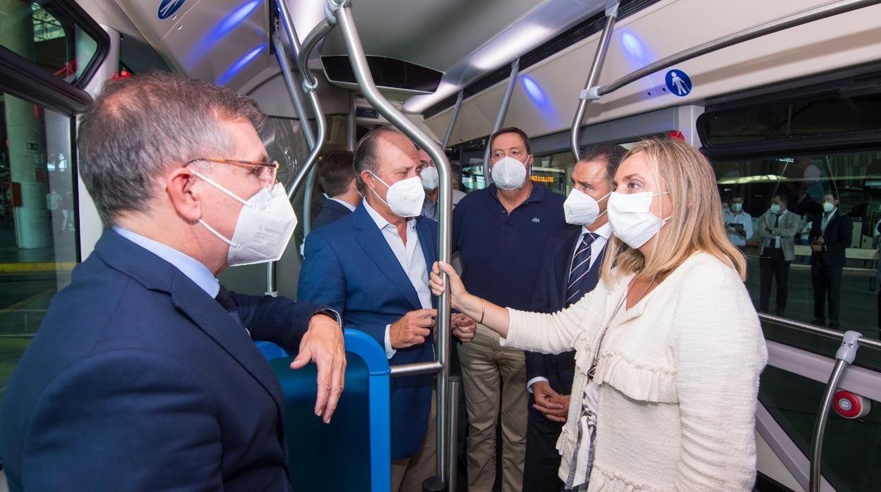 La consejera, Marifrán Carazo, en el autobús eléctrico del Consorcio