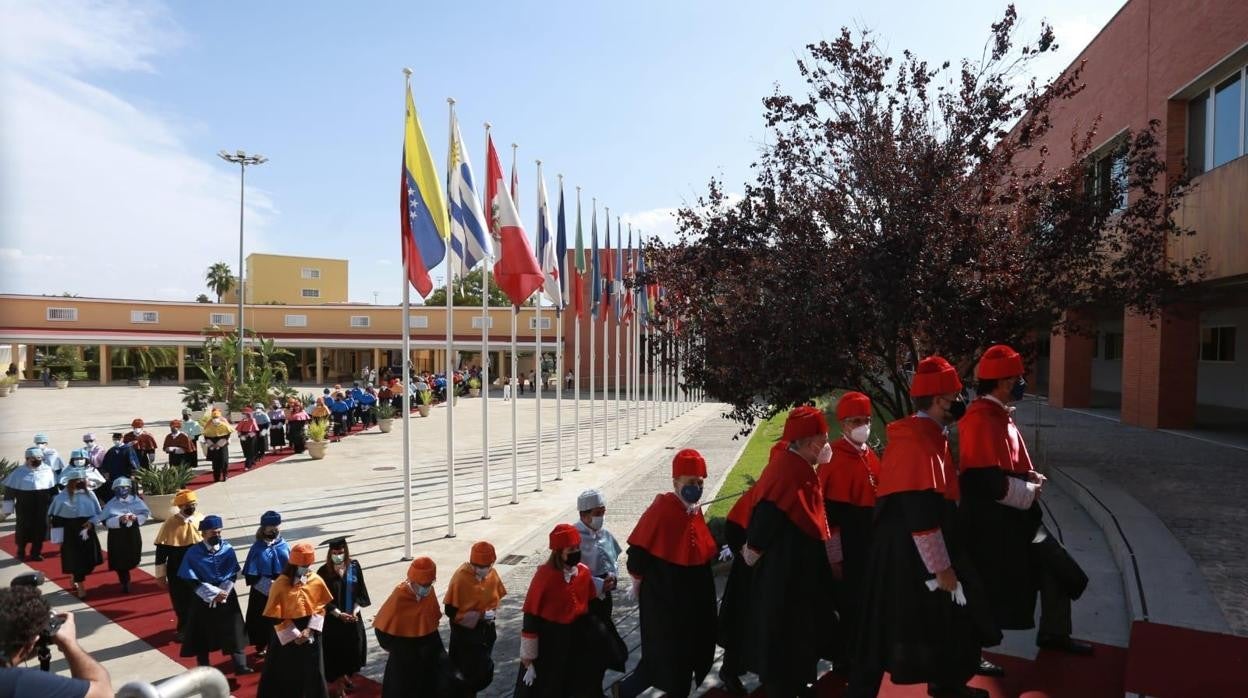 Entrada de los doctores en el paraninfo de la UPO