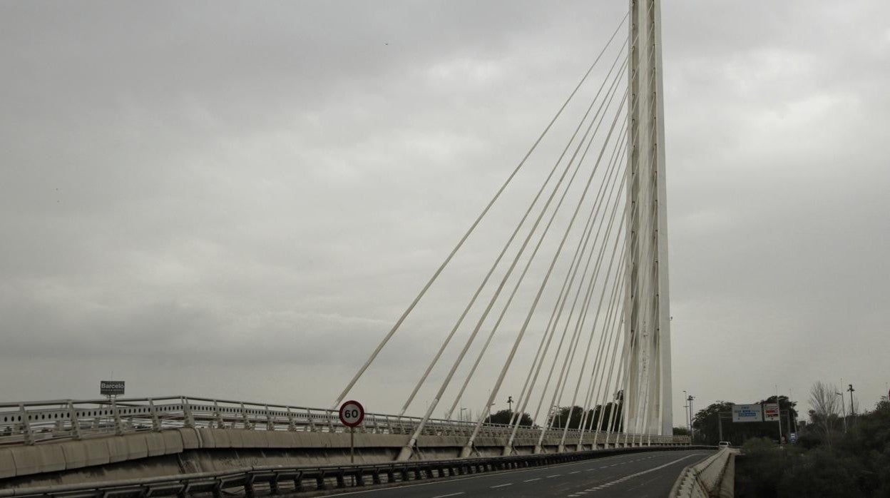 El accidente ha tenido lugar en la SE-30, cerca del puente del Alamillo