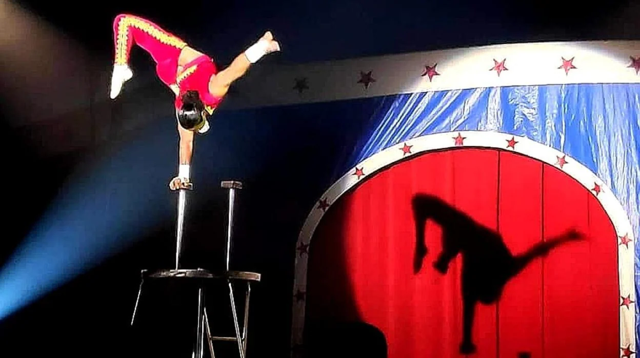 Espectáculo de equilibrista durante la función del Circo Berlín