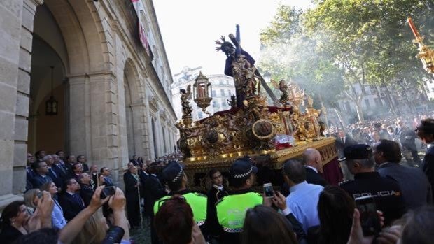 El sindicato de la Policía Local de Sevilla alienta a los agentes a boicotear la salida del Gran Poder