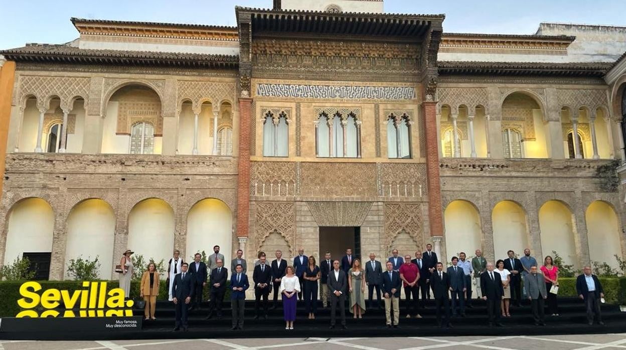 Foto de familia del Consejo Local de Turismo de Sevilla