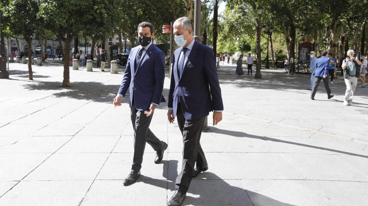 El presidente de la Junta con José Luis Sanz en la Plaza Nueva