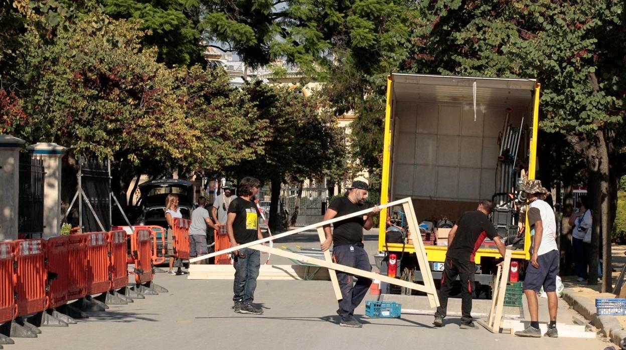 Técnicos de la productora de 'The Crown' preparando el escenario para el rodaje en la Plaza de América