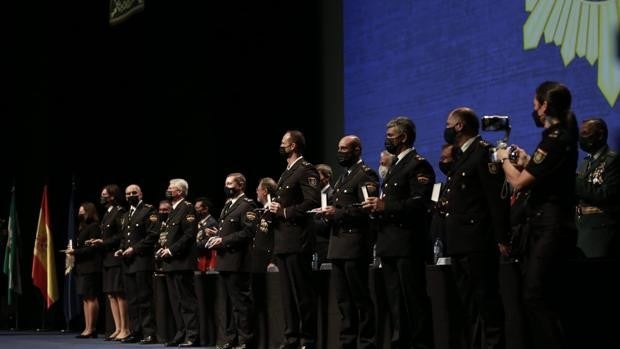 La Policía celebra su festividad en Sevilla condecorando a sus mejores agentes