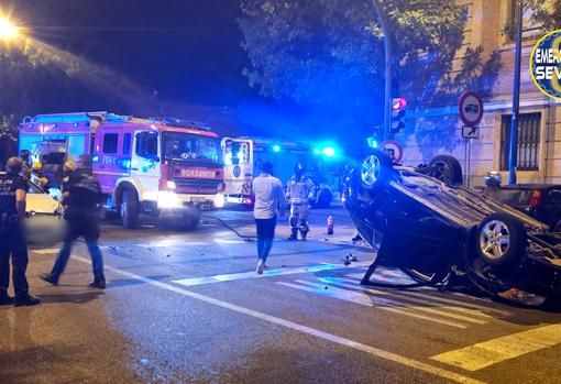 Aparatoso accidente en la Avenida de las Razas de Sevilla con dos coches implicados y tres heridos leves