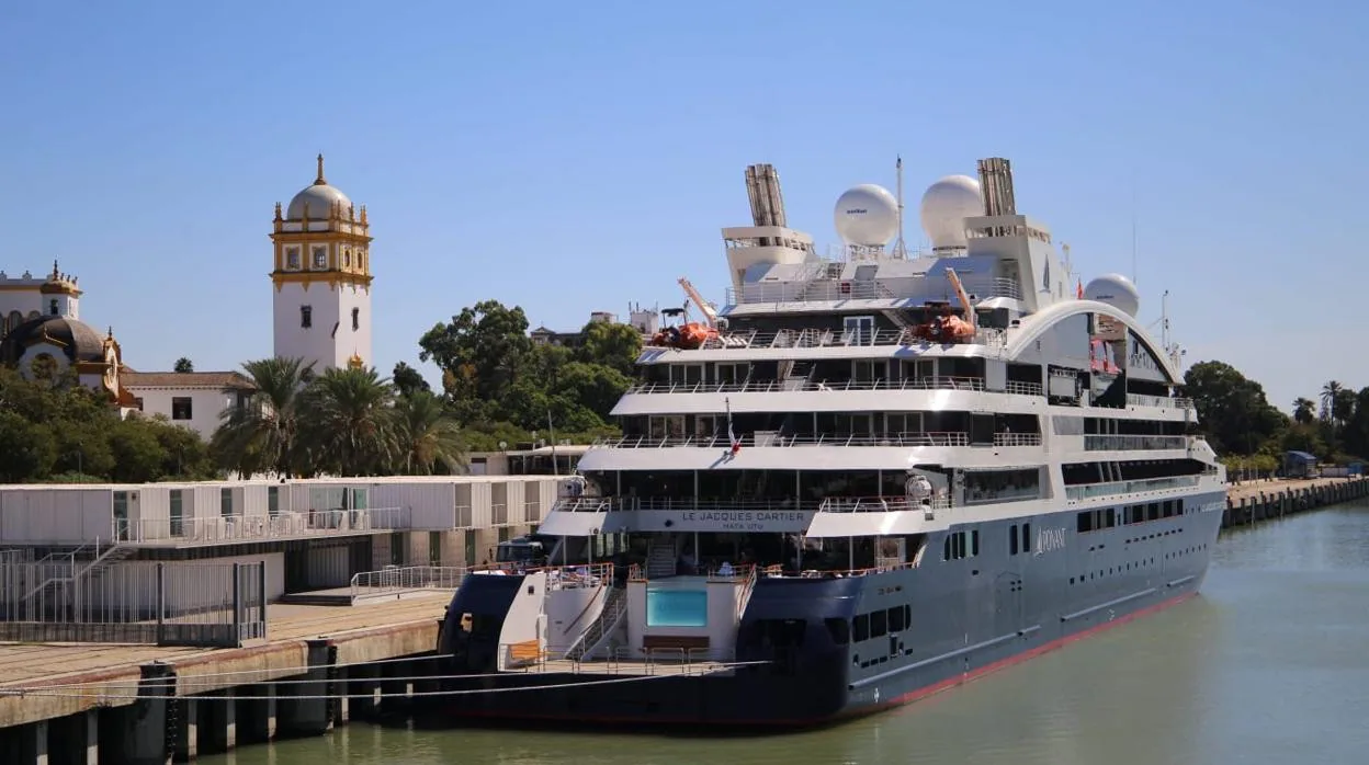 El crucero 'Le Jacques Cartier' atracado en el muelle de las Delicias