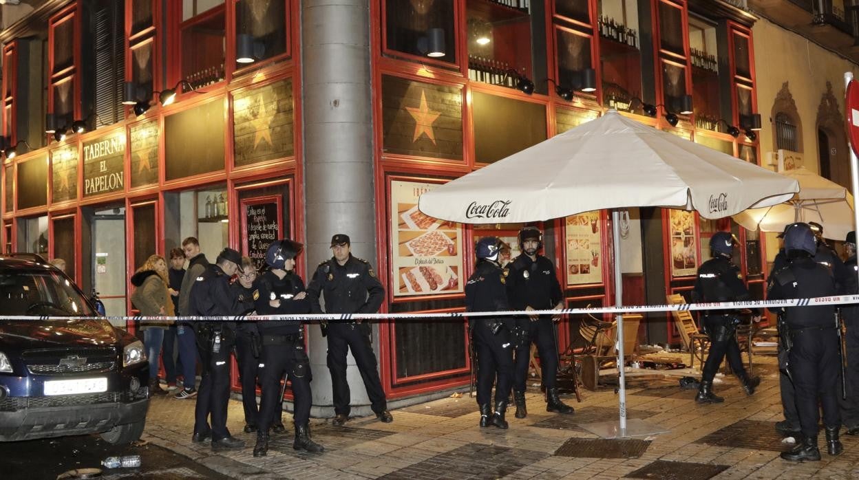 Agentes de la Policía Nacional acordonaron la zona tras el ataque de los Biris a aficionados italianos en un bar de Reyes Católicos