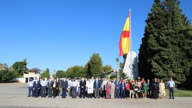 Izado de bandera en Tablada en homenaje a los sanitarios del Virgen del Rocío