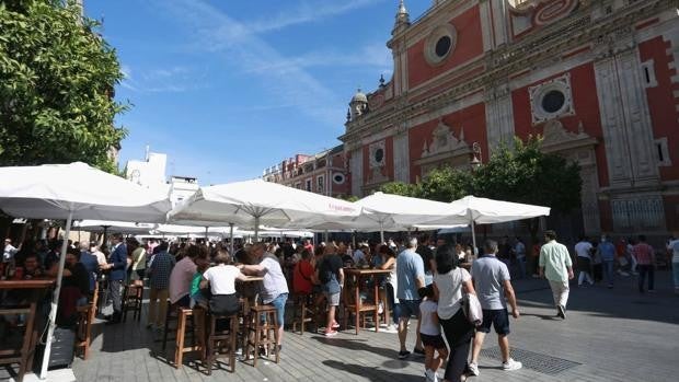 Vuelven las bullas prepandémicas, vuelve la normalidad al centro de Sevilla