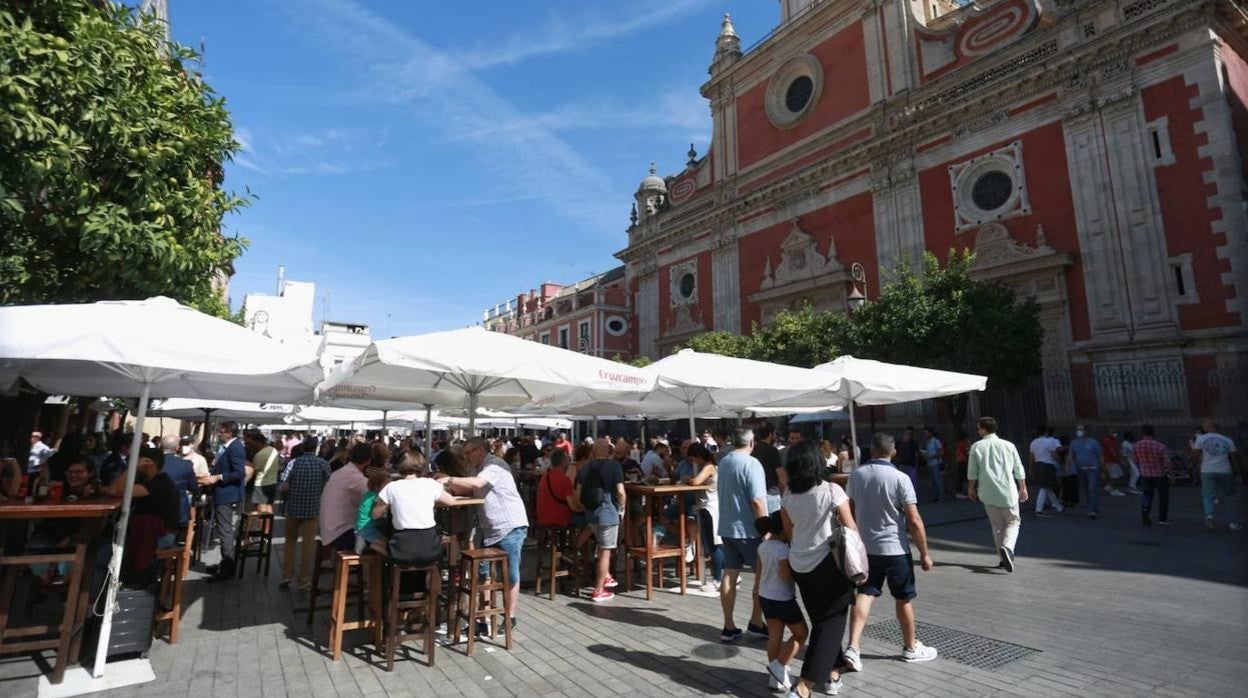 Aspecto de la Plaza del Salvador llena de turistas