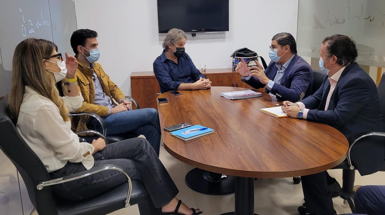 Miembros de la asociación Alcentro reunidos con los concejales de Ciudadanos