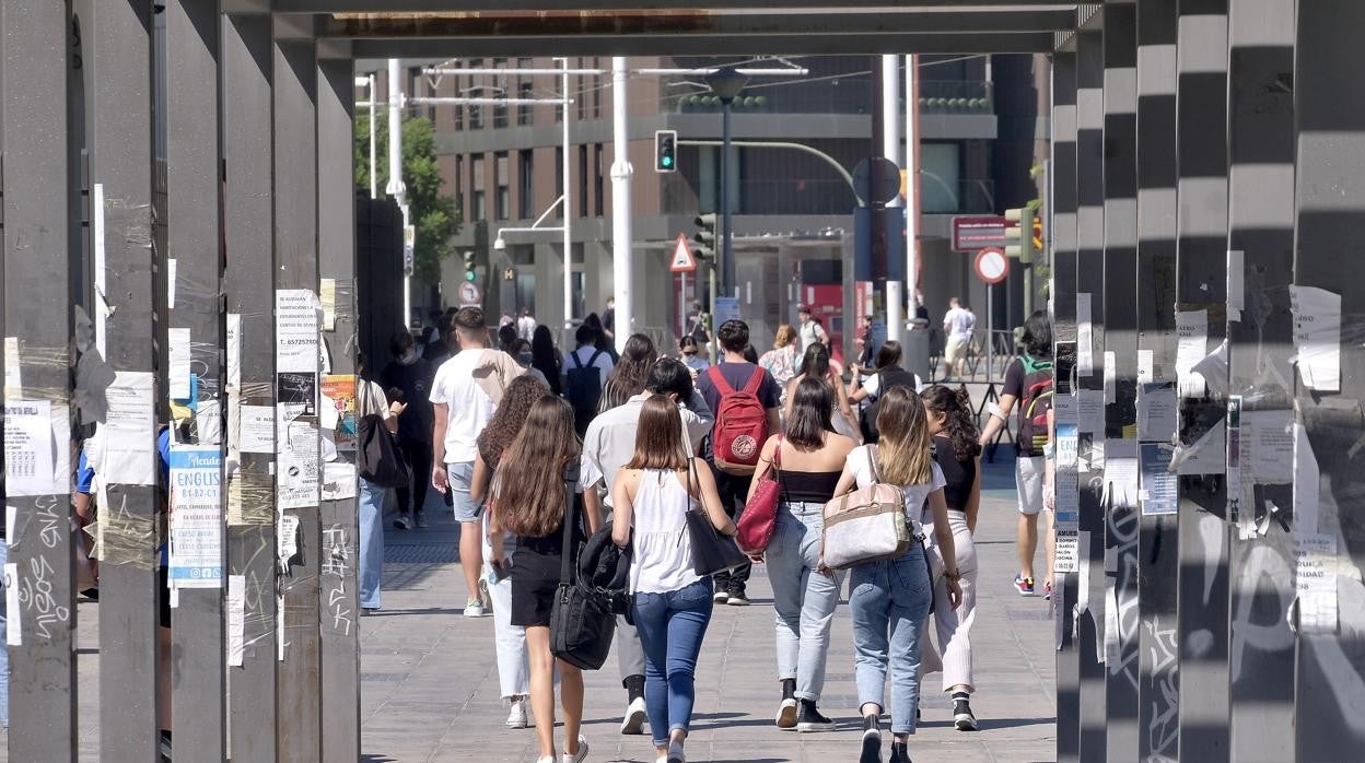 Estudiantes en el campus Pirotecnia