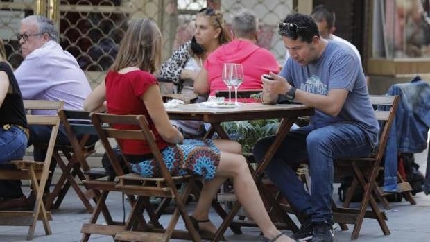 Sevilla capital recupera este jueves la normalidad, sin restricciones horarias ni aforos pero con mascarillas