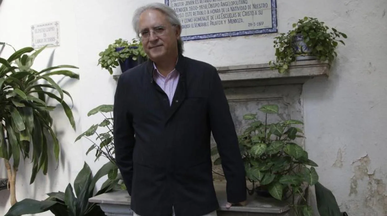 El historiador Andrés Nadal en la plaza de la Escuela de Cristo