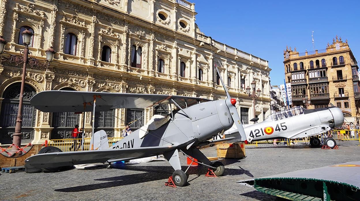 Aeronaves expuestas en la plaza de San Francisco