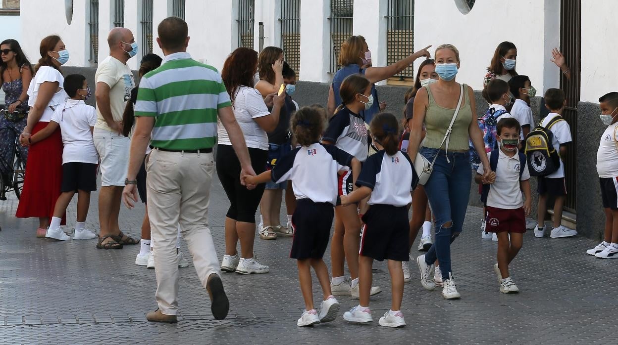 Niños en la puerta del colegio