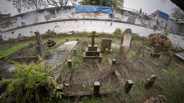 La restauración de San Jerónimo, una oportunidad para el cementerio de los Ingleses que se cae a pedazos