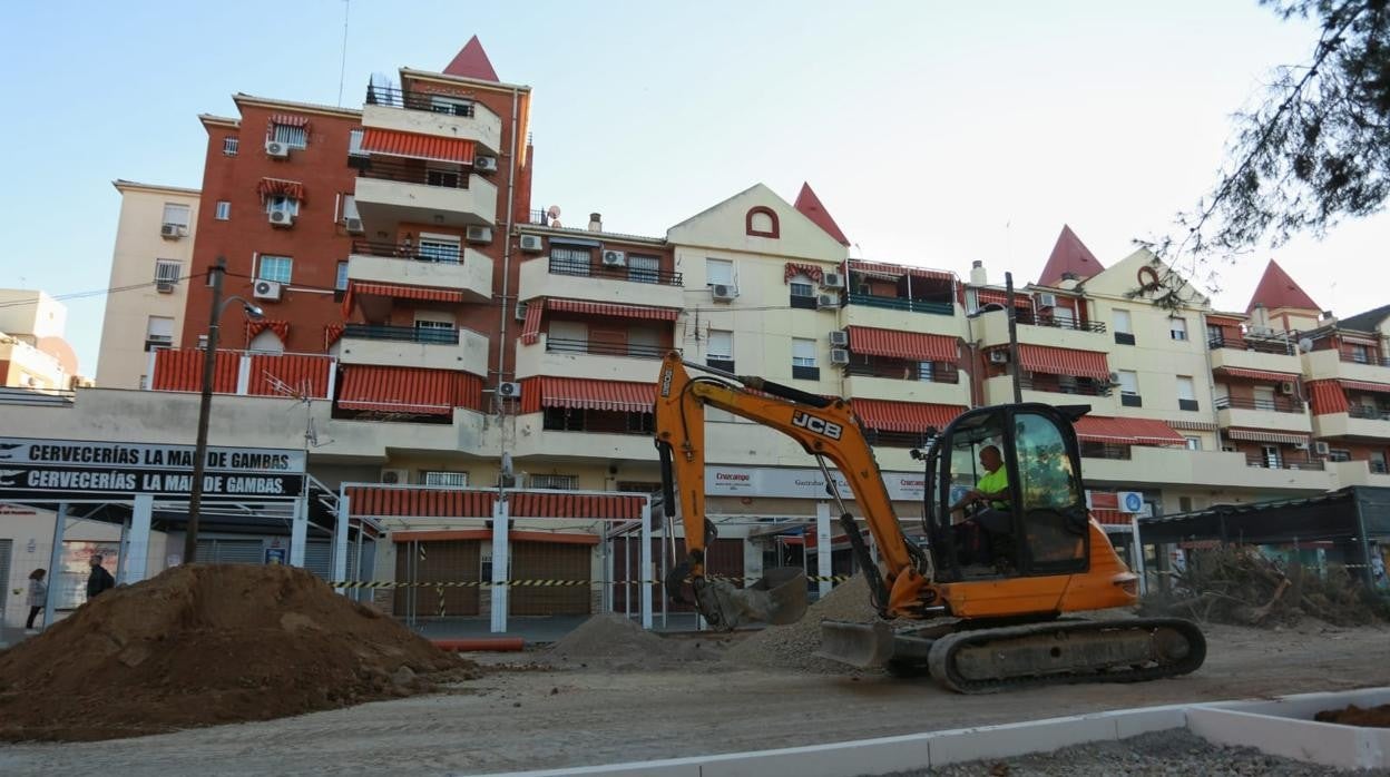 Máquinas trabajando en la zona de Sevilla Este que se está reurbanizando