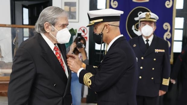 El marino Jimmy Cornell recibe en Sevilla la Cruz al Mérito Naval de la Armada Española