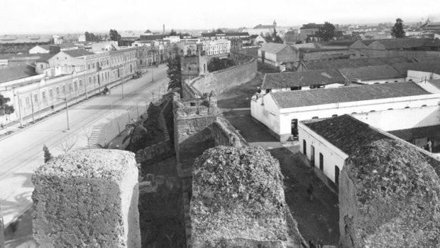 #ArchivoABCsev: las imágenes de cómo convivían los sevillanos con las murallas