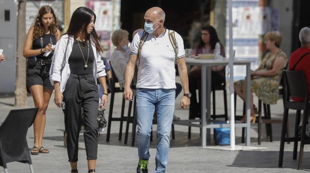 Un grupo de personas durante un paseo por las calles céntricas de Sevilla