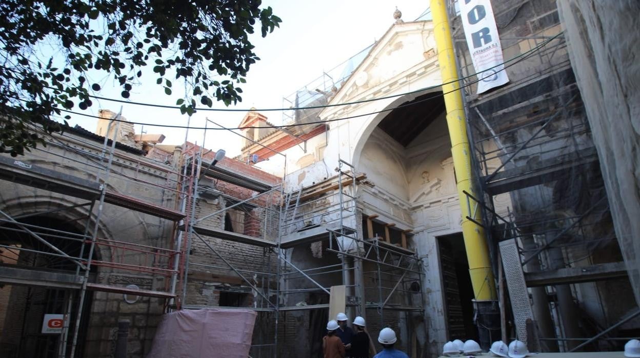 Acceso a la iglesia del antiguo convento de Santa Clara, en plenas obras