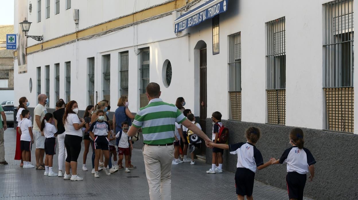 Niños entrando en un colegio en Sevilla