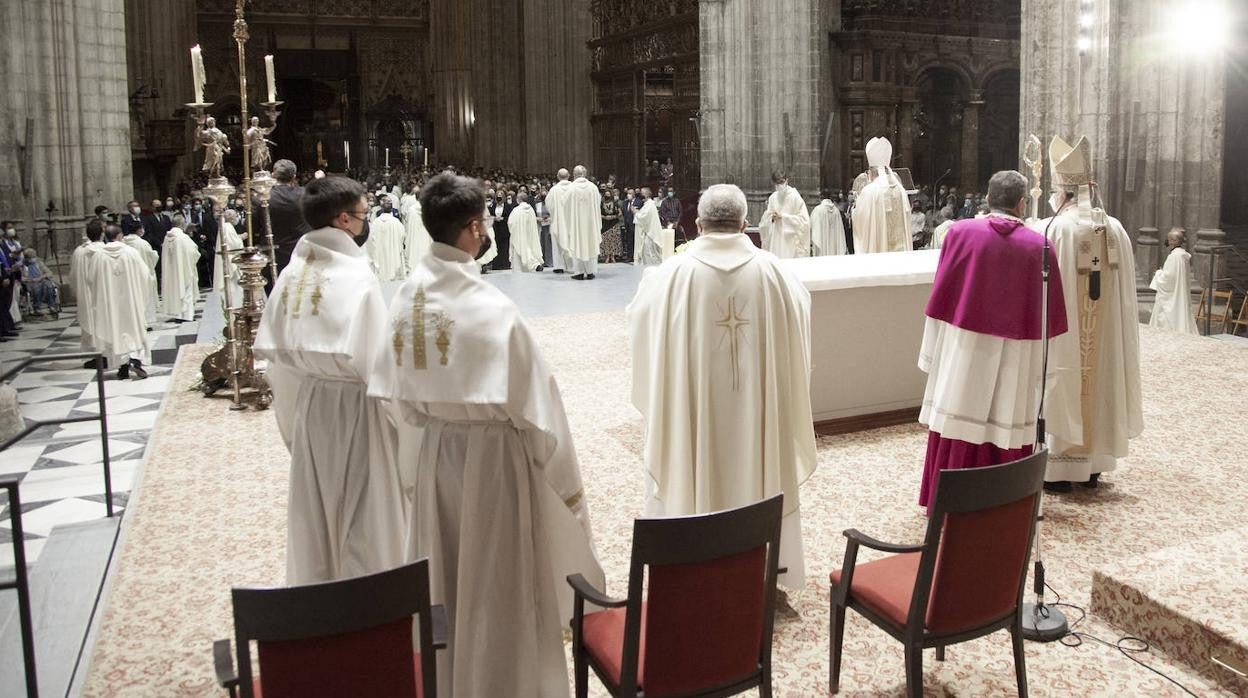 Panorámica desde el presbiterio a la conclusión de la eucaristía del pasado miércoles