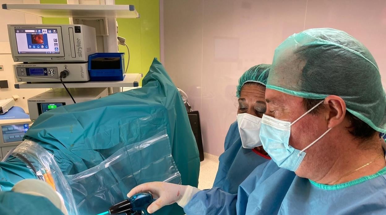 El doctor José Antonio Vargas junto a miembros de su equipo en el hospital Materno-Infantil de Quirónsalud en Sevilla