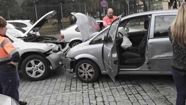 Cuatro heridos tras una colisión frontal entre dos turismos en Sevilla