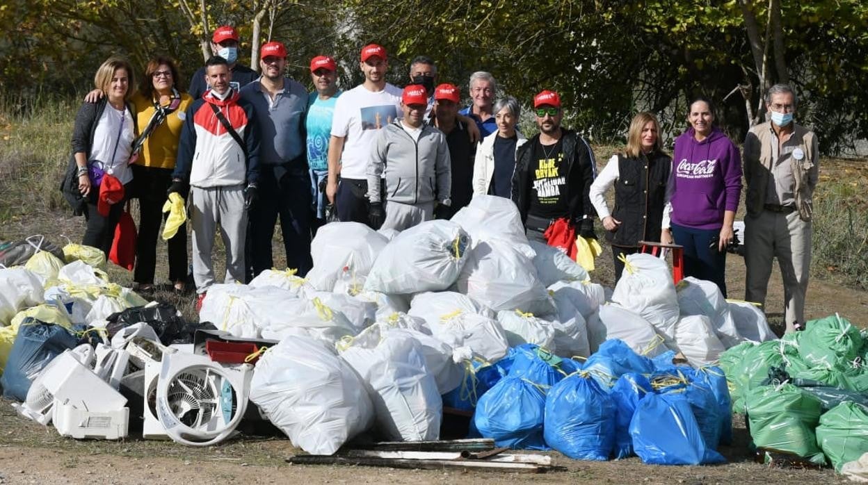 Recogida de residuos cerca del Guadalquivir