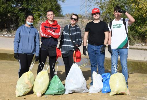 Jovenes tras recoger residuos en la ribera del Guadalquivir