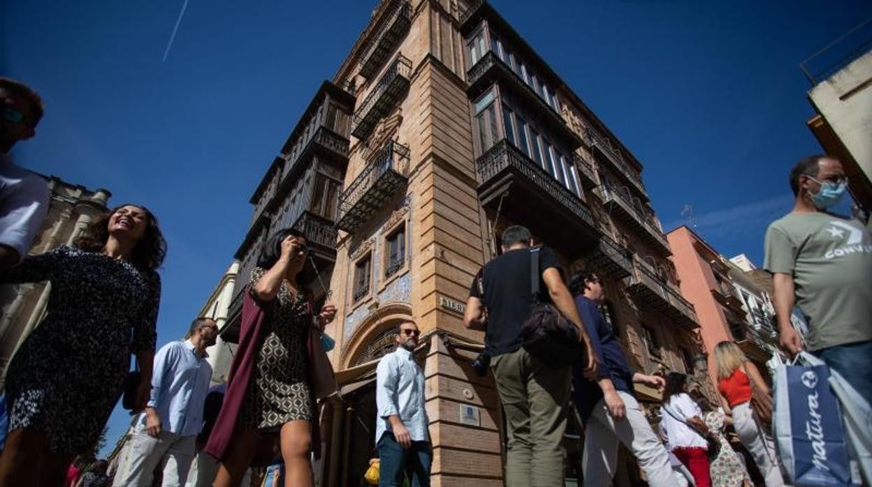 Viandantes por las calles más céntricas de Sevilla capital