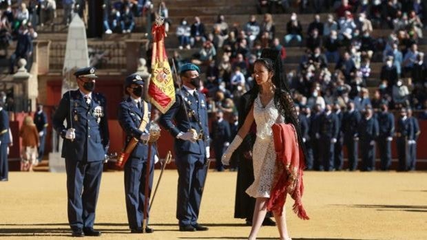 Jura de bandera en la Real Maestranza de Sevilla: «Servir a España no es sólo de militares»