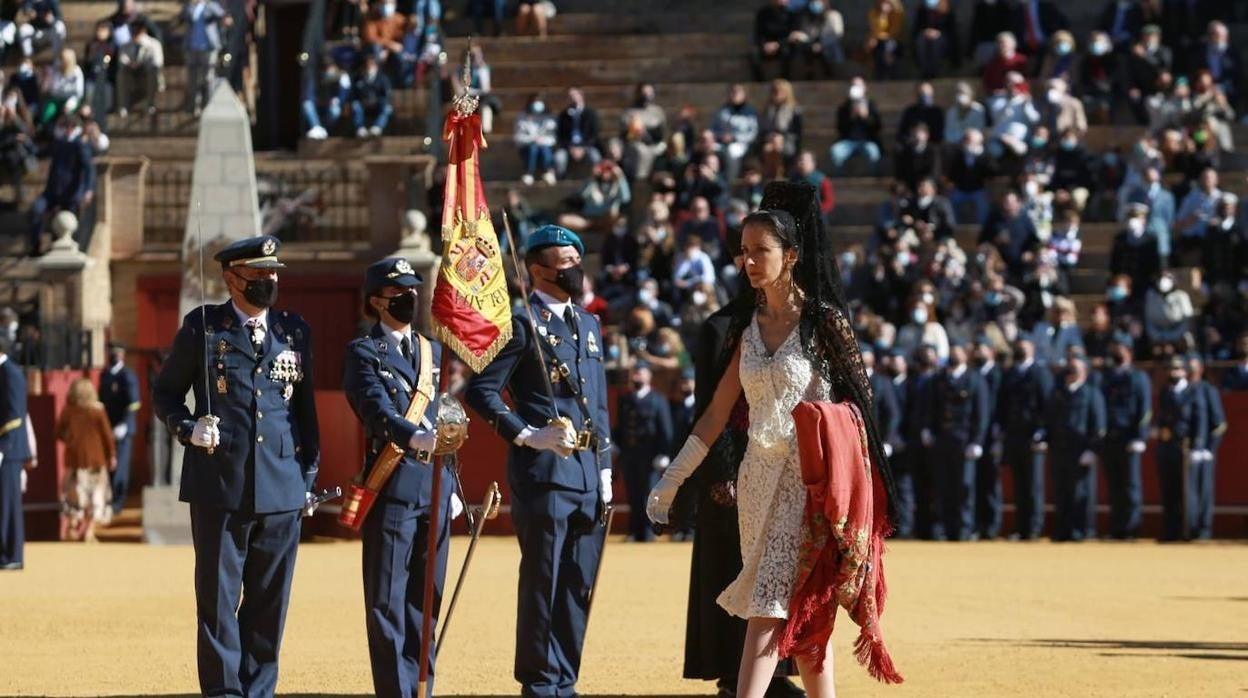 Momento de la jura de bandera en la Maestranza