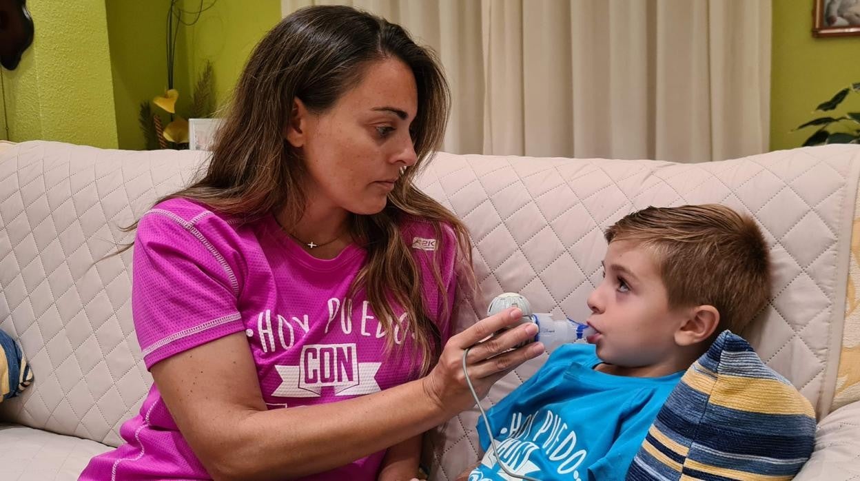 Rocío Espinosa, con su hijo Alejandro, que padece fibrosis quística