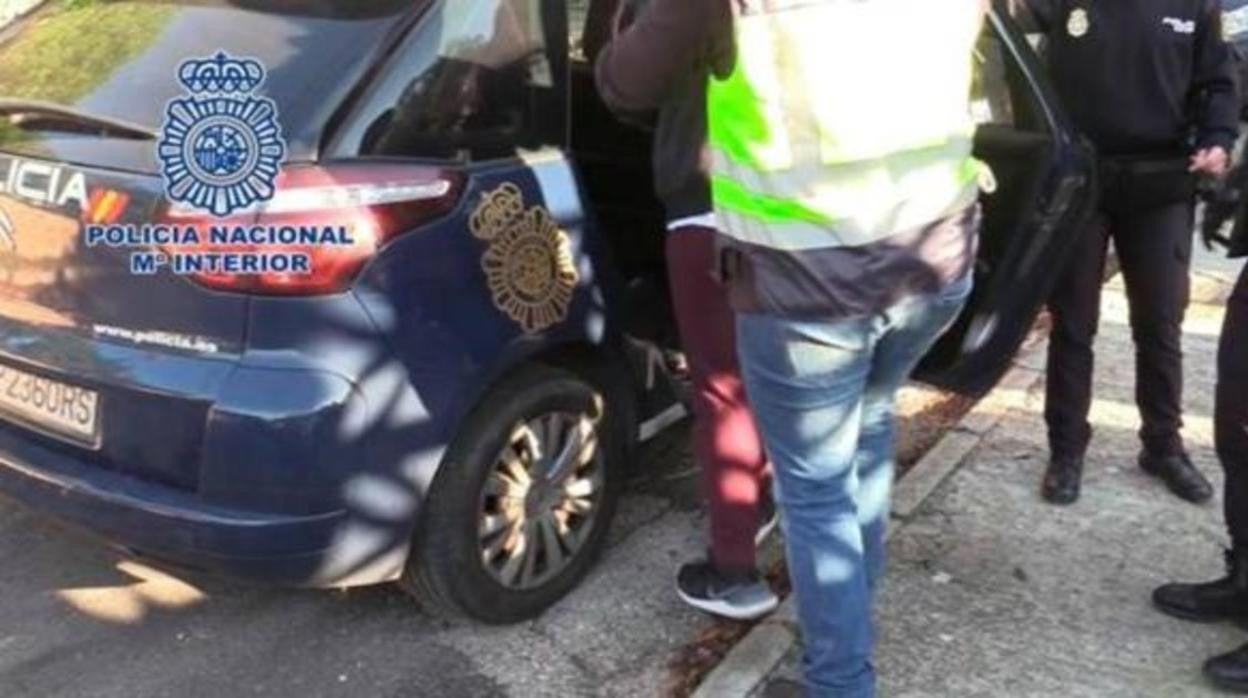 Imagen de archivo de la Policía Nacional conduciendo a dependencias policiales a un detenido