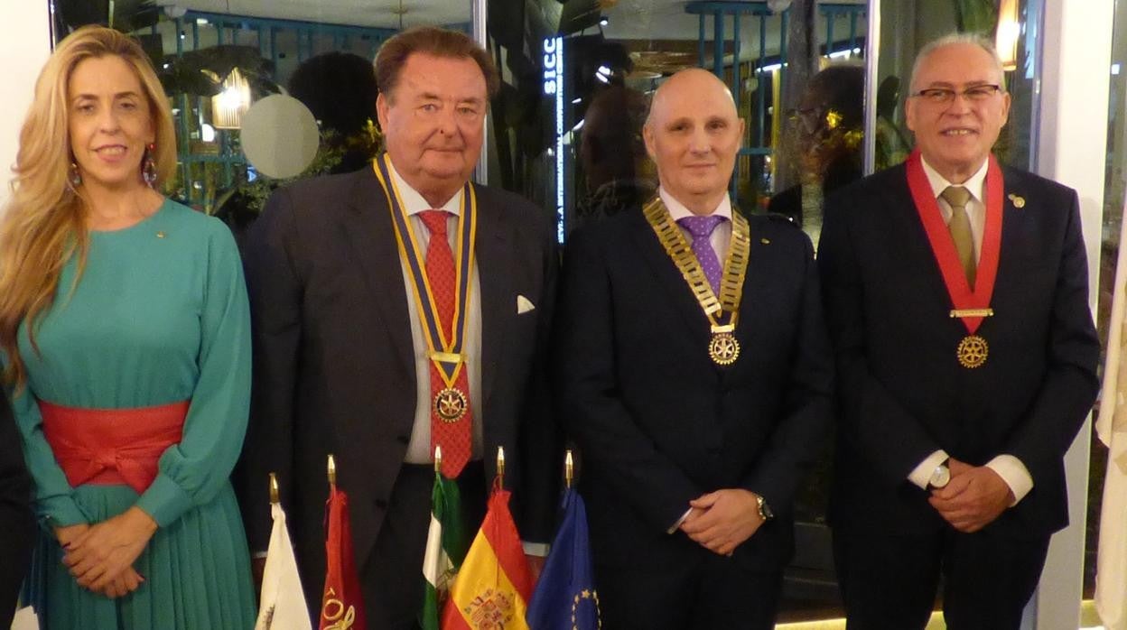 El presidente de Rotary Club de Sevilla, Luis Tello, con algunos de los miembros de su junta