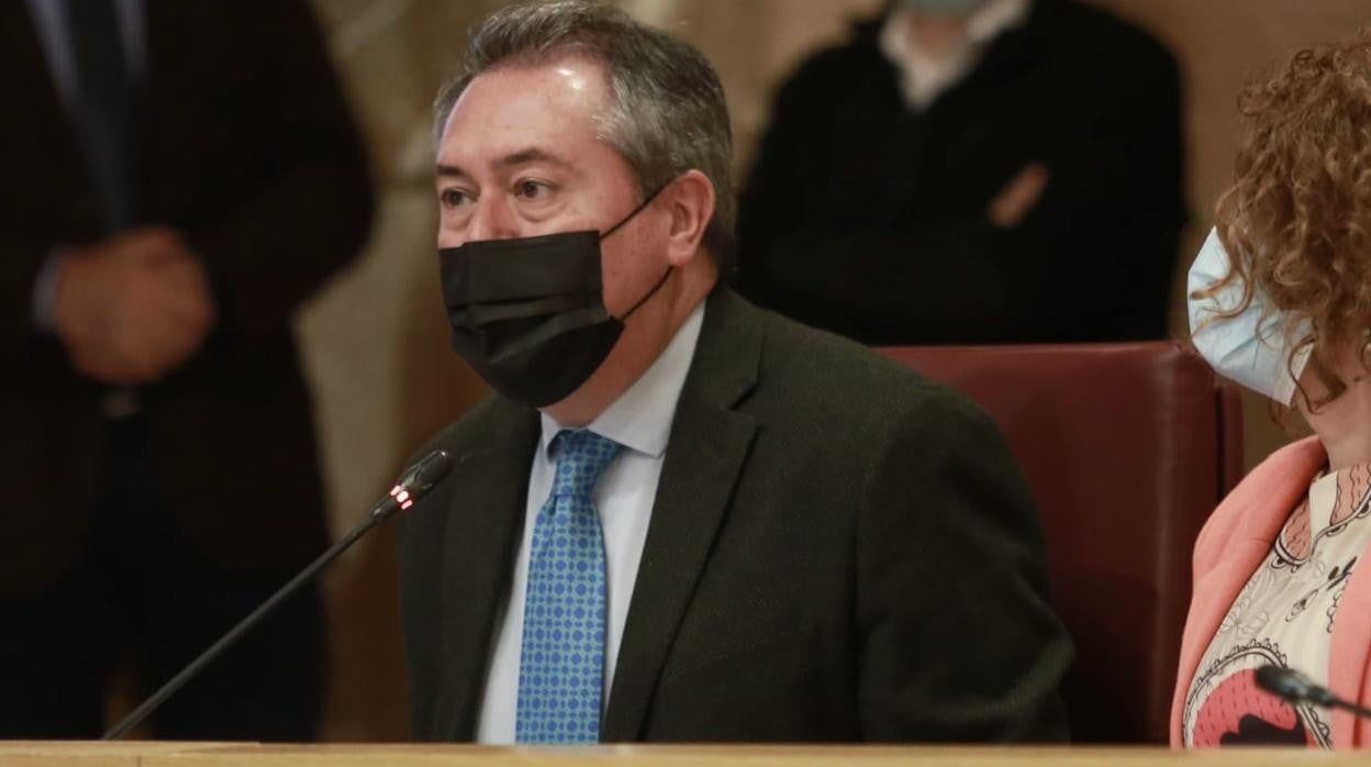 Juan Espadas, durante una intervención en el pleno de este jueves