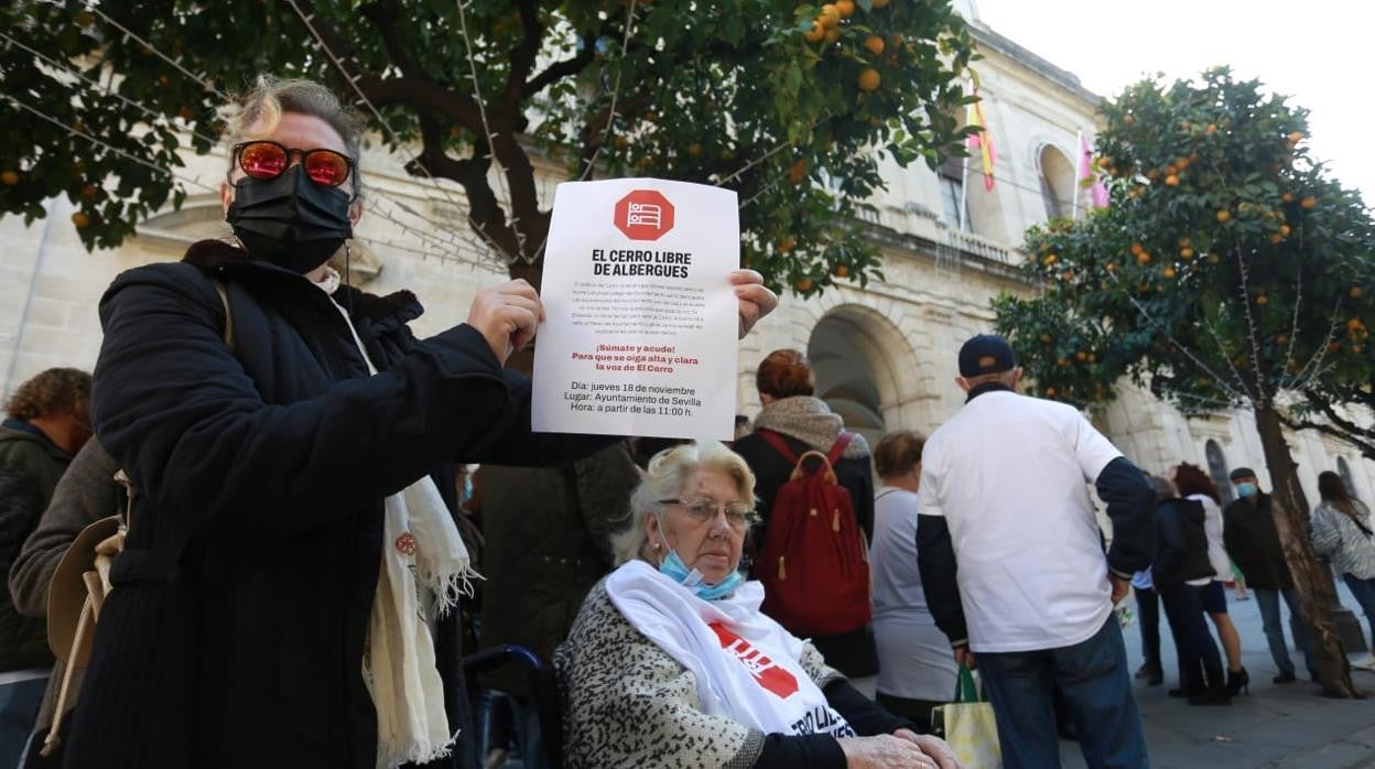 Vecinos del Cerro del Águila han protestado por el albergue a las puertas del Ayuntamiento